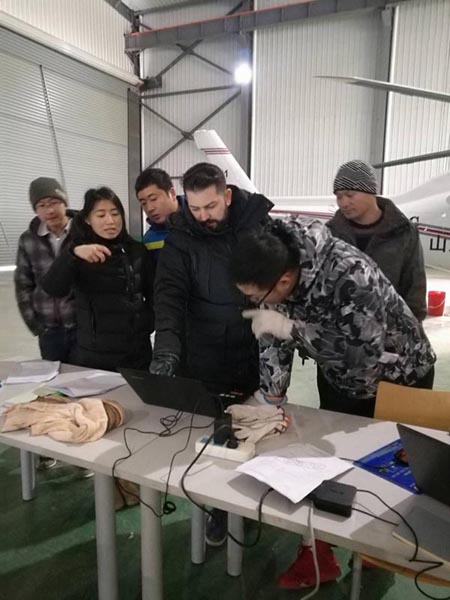 图为学员们在进行实操培训课程