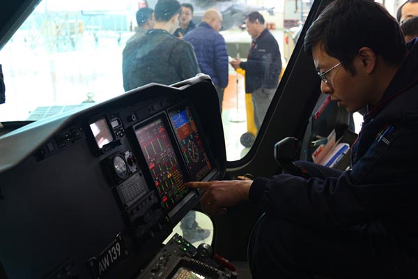 图为CAH航电师对系统进行调试