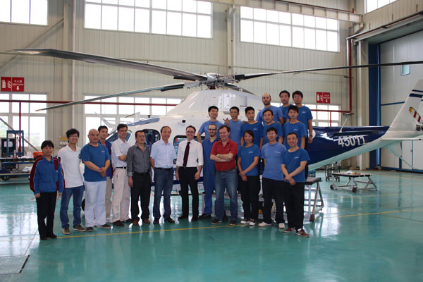图为CAH机务维修工程团队完成南宁警航A109E-400h定检合影