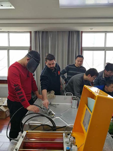 图为学员们在进行实操培训课程