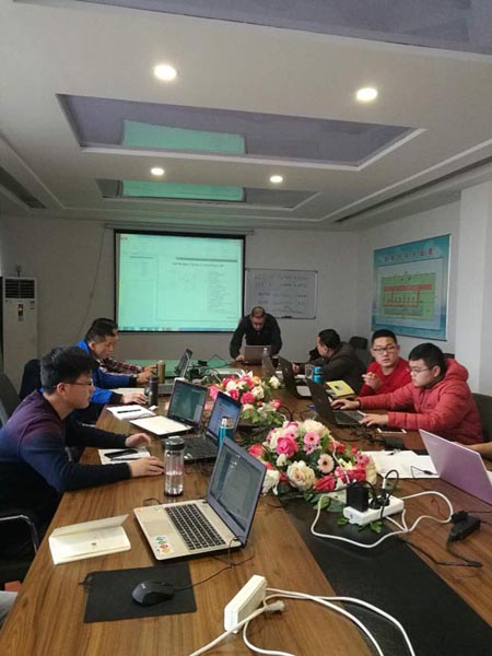 图为学员们在进行理论培训课程