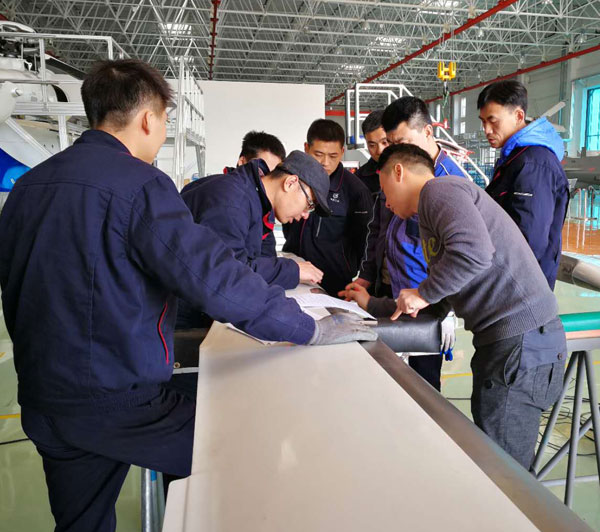 图为CAH机务维修工程团队在执行深圳特警AW139型直升机主桨叶维修工作