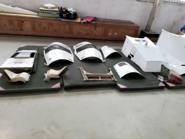 图为直升机各个部位拆卸下来的整流罩